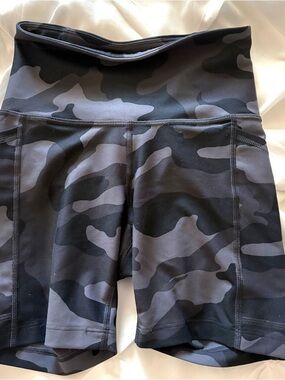 Old Navy Active Powersoft Black Camo Shorts, Size XS